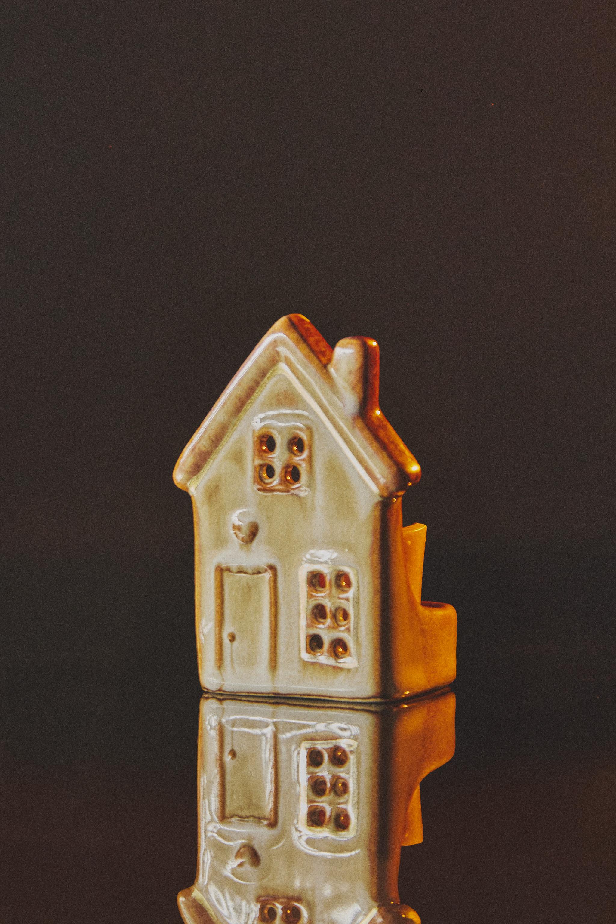CHRISTMAS HOUSE CERAMIC TEALIGHT HOLDER